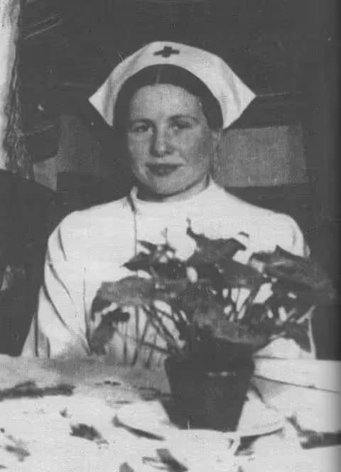 Irena Sendler mustvalgel pildil meditsiini riietuses
